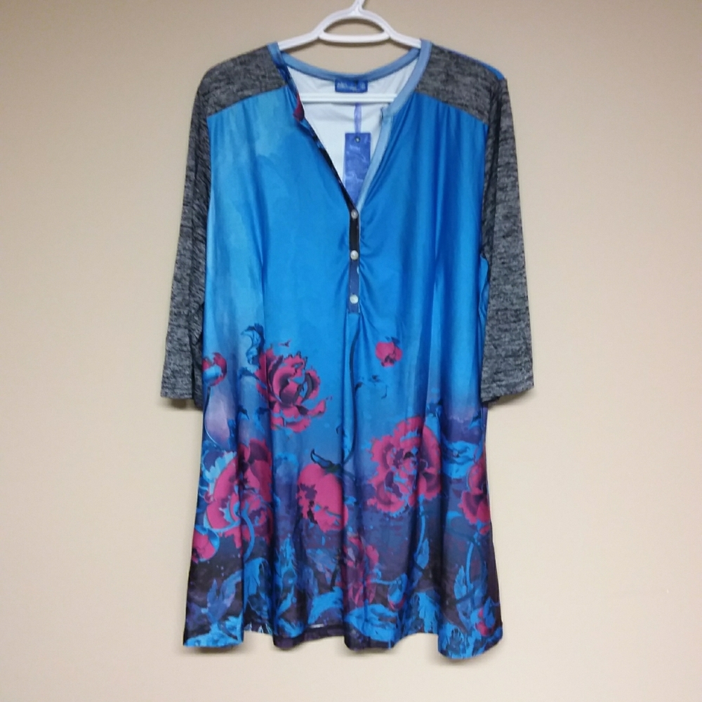 ⬇️Aster Henley style floral tunic